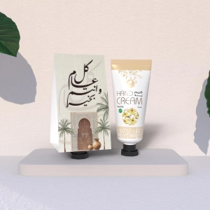 توزيعات العيد مع حامل ميني كريم اليد فانيلا - لون بيج - كل عام وأنتم بخير ( 5 قطع )